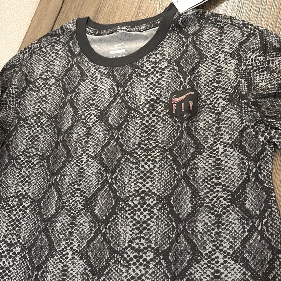 Lot of 2x NWT [Nike] AOP Boyfriend Short Sleeve Snakeprint T-Shirts Women’s XS - Picture 11 of 12